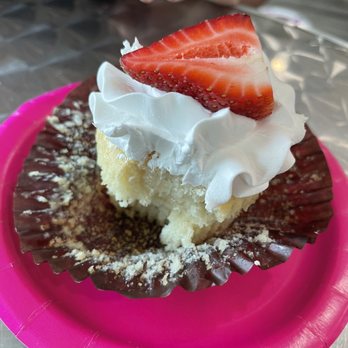 Smallcakes Pearland Parkway - Tres leches - Cupcakes Near Me - Houston, Texas