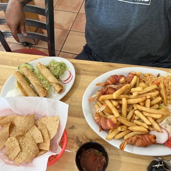 Los Tres Cochinitos - Extra Chips & Salsa  Salsa is delicious - Mexican Near Me - Wilmington, California