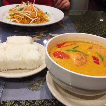 Elephant Cafe - Pineapple curry with chicken and pad Thai. - Thai Near Me - Lake Forest, California