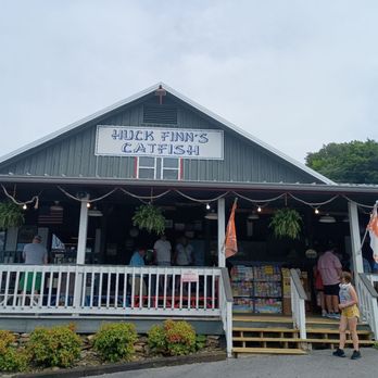 Huck Finn's Catfish - Southern Near Me - Pigeon Forge, Tennessee