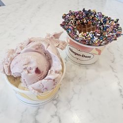 Häagen-Dazs - strawberry and vanilla with sprinkles cup