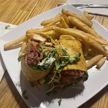 Darbi's Cafe - Buffalo Chocken Wrap w/Fries - American Near Me - Pinetop, Arizona