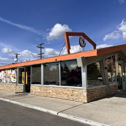 B & B Donuts - Lots of parking