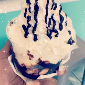 Shawn Michelle's - Chocolate brownie Sundae with whipped cream, vanilla ice cream and chocolate drizzle - Ice Cream & Frozen Yogurt Near Me - Chicago, Illinois