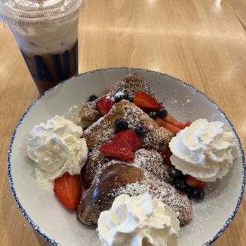 Claudine Kitchen & Bakeshop - Churro Tres Leches French Toast - Cafes Near Me - Encino, California