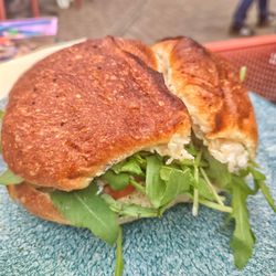 Fridas Cafe - Mozarella Sandwich mit Kräuterfrischkäse, Tomaten & Rucola (8,50 €)