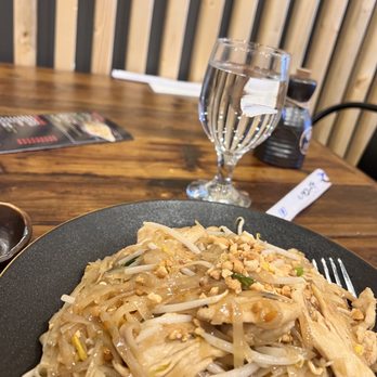 Maguro - Pad Thai - Sushi Bars Near Me - Brookline, Massachusetts