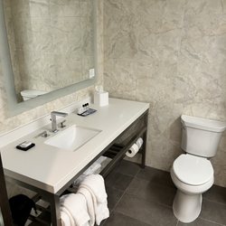 Wyndham Newport - Bathroom