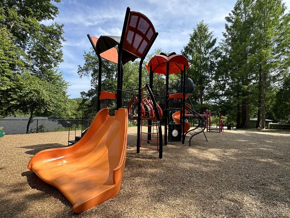 Mohegan Park Logo