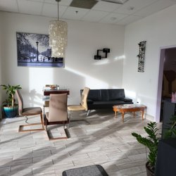 Rocky Nails - Waiting Area