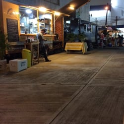 Food Truck Park - Son 5 food trucks, asi que puedes ir con amigos y cada quien escoge su favorito.