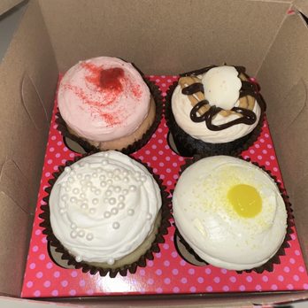 Smallcakes Prosper - Regular cupcakes - strawberry, peanut butter cup, wedding cake, lemon - Cupcakes Near Me - Prosper, Texas