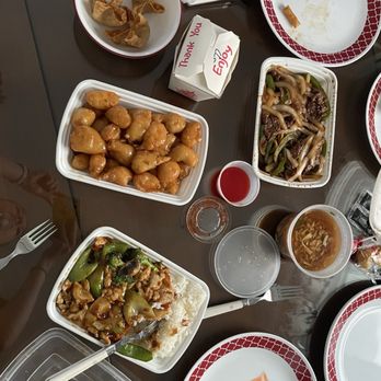 Lee‘s Family - F6. Honey Chicken E10. Szechuan Sauce Combo F3. Mongolian Beef Hot & Sour Soup Crab Rangoon Chicken Lo Mein - Chinese Near Me - Tonawanda, New York
