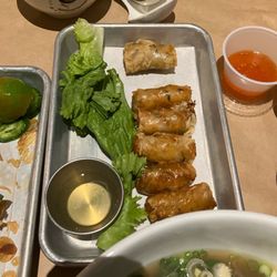 32 Pho - Spring rolls