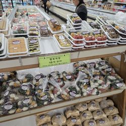 Boo Han Market - Choosuk weekend (Autumn/full moon Harvest - Korean Thanksgiving)! October 3-6, 2025. Song Pyun is a traditional rice cake for this holiday.