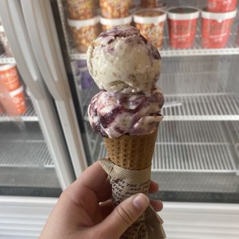 Jeni's Splendid Ice Creams - Brambleberry Crisp - Ice Cream & Frozen Yogurt Near Me - Austin, Texas