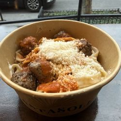Pastasole - Fettuccine alfredo with meatballs