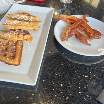 Davis Street at Hermann Park - Waffles and eggs a la carte - New American Near Me - Houston, Texas