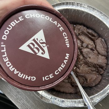 BJ's Restaurant & Brewhouse - Double chocolate chip Triple Chocolate Pizookie Made With Ghirardelli - Pizza Near Me - Eugene, Oregon
