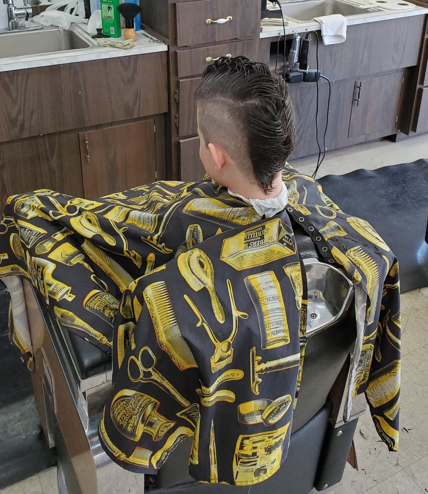 CORNER BARBER SHOP Updated September 2024 2302 NW Vivion Rd