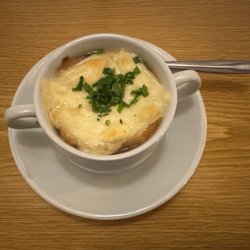 Baseler Eck - Onion Soup topped with mozzarella and chives