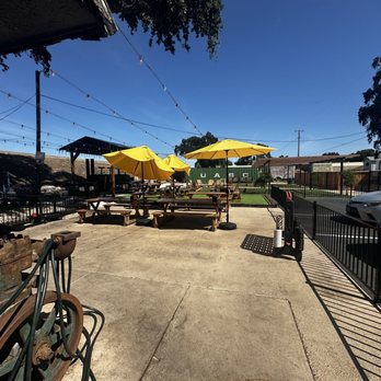Brody's Restaurant - Outdoor side yard - Barbeque Near Me - Sacramento, California Brody's Restaurant - Outdoor side yard - Barbeque Near Me - Sacramento, California