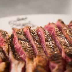 Bistro Régent - Le fameux magret de canard du sud ouest grillé avec son unique sauce charmelcia