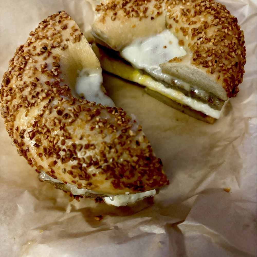 Garlic bagel with egg, sausage and provolone Garlic bagel with egg, sausage and provolone