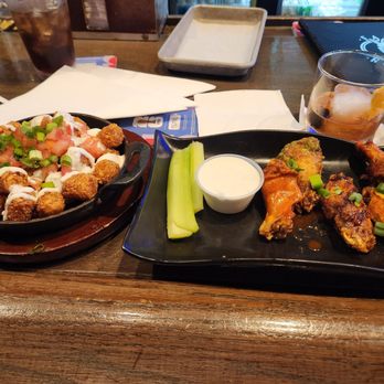 The Fat Rabbit Pub - Wings flight, truffle tots, sugar and smoke old fashioned - New American Near Me - Tampa, Florida