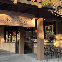 Lisa V's - South entrance to Lisa V's with outside tables.