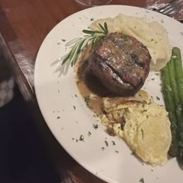 Steak, mashed potatoes, asparagus