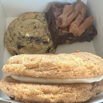 The Batchmaker - Snickerdoodle Sammy, dulce de leche brownie, cookies and cream cookie - Bakeries Near Me - Charlotte, North Carolina The Batchmaker - Snickerdoodle Sammy, dulce de leche brownie, cookies and cream cookie - Bakeries Near Me - Charlotte, North Carolina