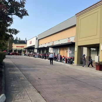 UNIQLO - Opening day!!! Where ya at the line is like 300 deep. - Men's Clothing Near Me - Issaquah, Washington