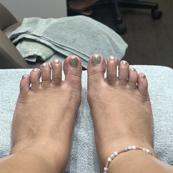 Gradient Nail - Basic Pedi with gel - Nail Salons Near Me - Honolulu, Hawaii