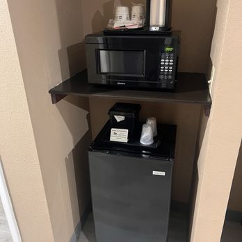 Best Western Lumberton - Refrigerator and microwave - Hotels Near Me - Lumberton, North Carolina