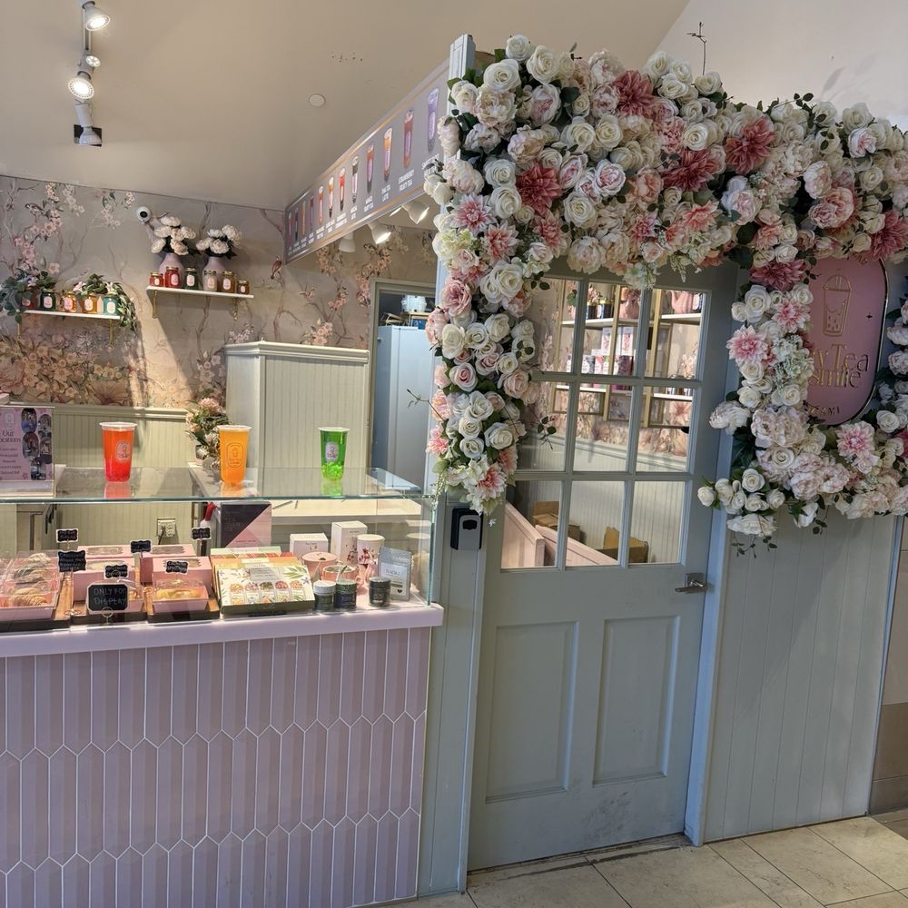 Say Tea & Smile - Flower wall - Bubble Tea Near Me - Pinecrest, Florida