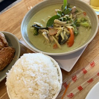 Basil & Co - Green curry with chicken - Thai Near Me - Diamond Bar, California
