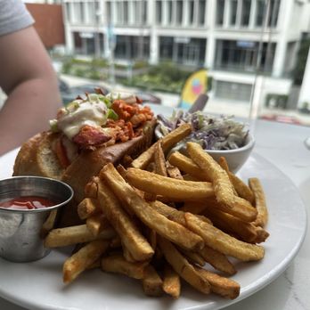 Cody's La Jolla - Lobster roll - Breakfast & Brunch Near Me - La Jolla, California
