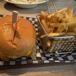 Tony's Pasta & Seafood House - バイソンバーガー