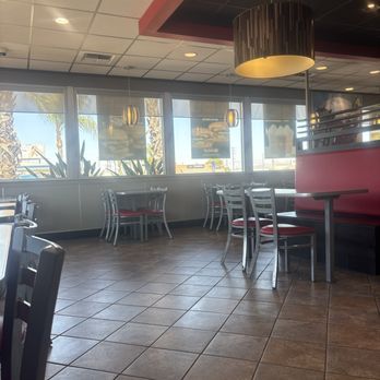 Carl's Jr. - Dirty table: not sanitized, get your $. - Fast Food Near Me - Anaheim, California