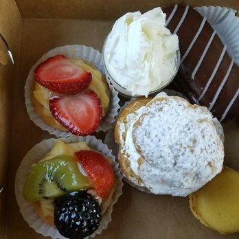 Le Vinois Bakery - Mini pastries - Bakeries Near Me - Fort Lauderdale, Florida