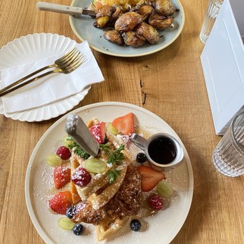 Sunny Side Breakfast - eggs benedict and chicken and waffles - Breakfast & Brunch Near Me - Sacramento, California Sunny Side Breakfast - eggs benedict and chicken and waffles - Breakfast & Brunch Near Me - Sacramento, California