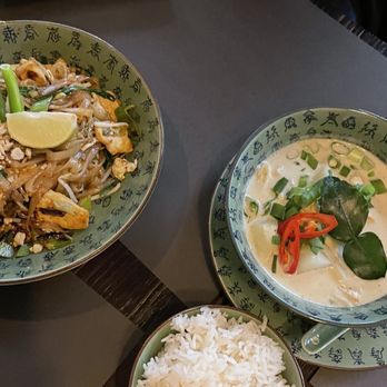 Boa-Bao - Chicken pad Thai and green curry - Cocktail Bars Near Me - Barcelona, B