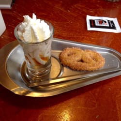 Lunchroom Hollandia - Shotje slagroom / Amaretto bij je koffie.