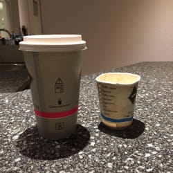 Eiscafé Bruschetteria Massimo - Links mein Cappuccino von Montag - rechts der von Dienstag - beide 1,80 Euro wer findet den Fehler