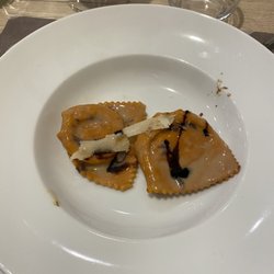 La Lumira - Tortelli rosso con acero balsamico e scaglie di grana