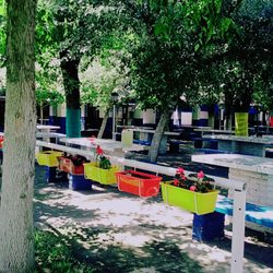 Camping Atraac - Mesas al aire libre bajo la sombra