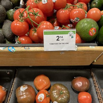 Publix - tomatoes and avocados in a grocery store - Grocery Near Me - Snellville, Georgia Publix - tomatoes and avocados in a grocery store - Grocery Near Me - Snellville, Georgia