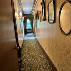 The Village Inn of Woodstock - Upstairs hallway