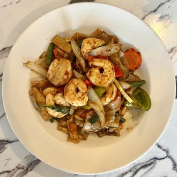 Nutnapat Aroy Thai - Shrimp Drunken Noodles - Thai Near Me - Stoneham, Massachusetts